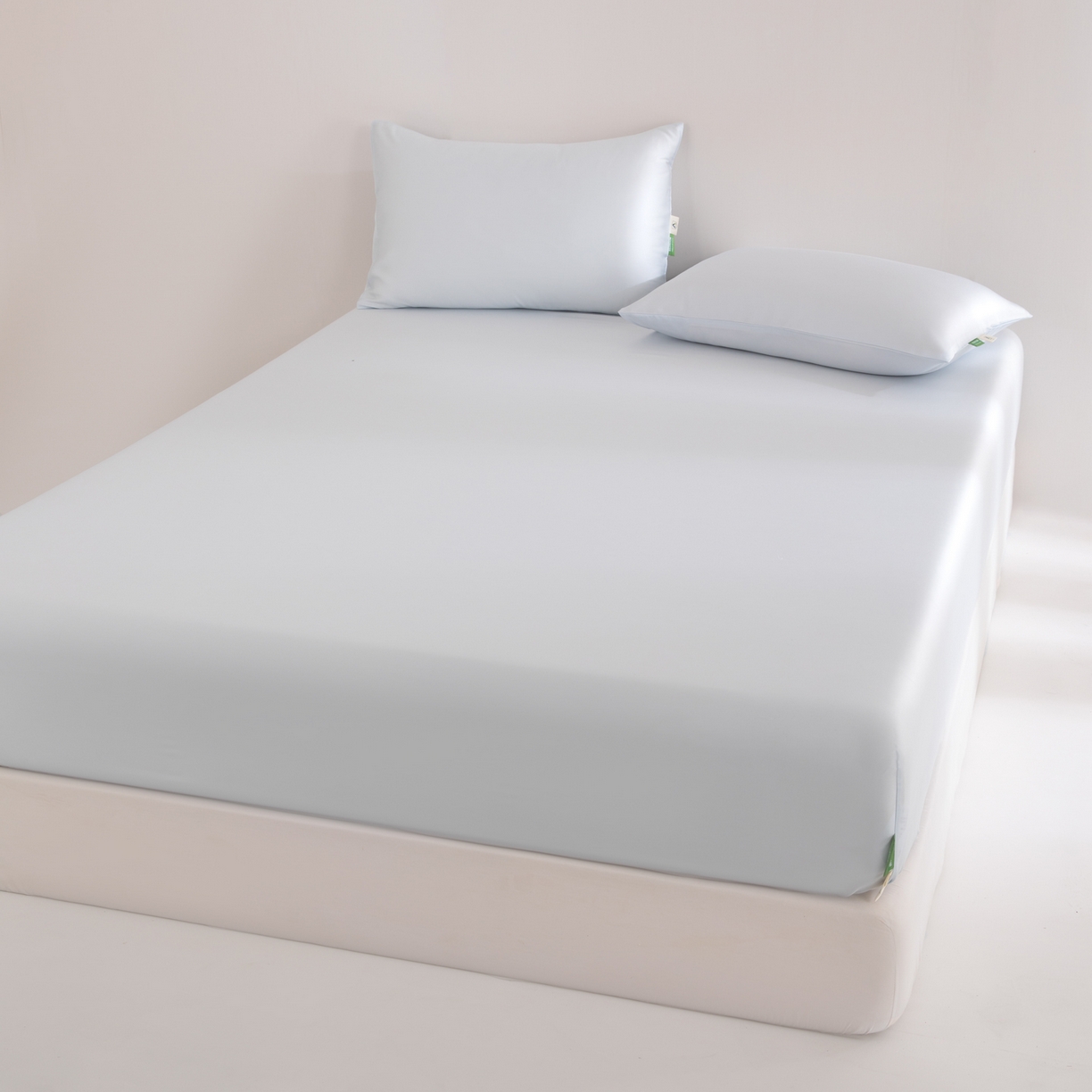 91家纺网 家纺一手货源 找家纺 眠博士 2026新款60S天丝莱赛尔纯色床笠-场景二 60S天丝床笠-云朵蓝