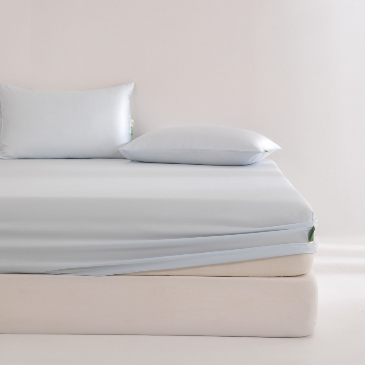 91家纺网 家纺一手货源 找家纺 眠博士 2026新款60S天丝莱赛尔纯色床笠-场景二 60S天丝床笠-云朵蓝