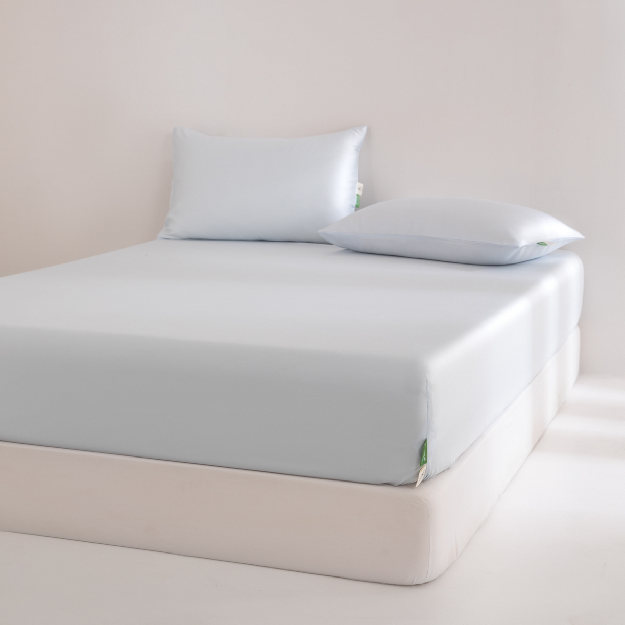 91家纺网 家纺一手货源 找家纺 眠博士 2026新款60S天丝莱赛尔纯色床笠-场景二 60S天丝床笠-云朵蓝