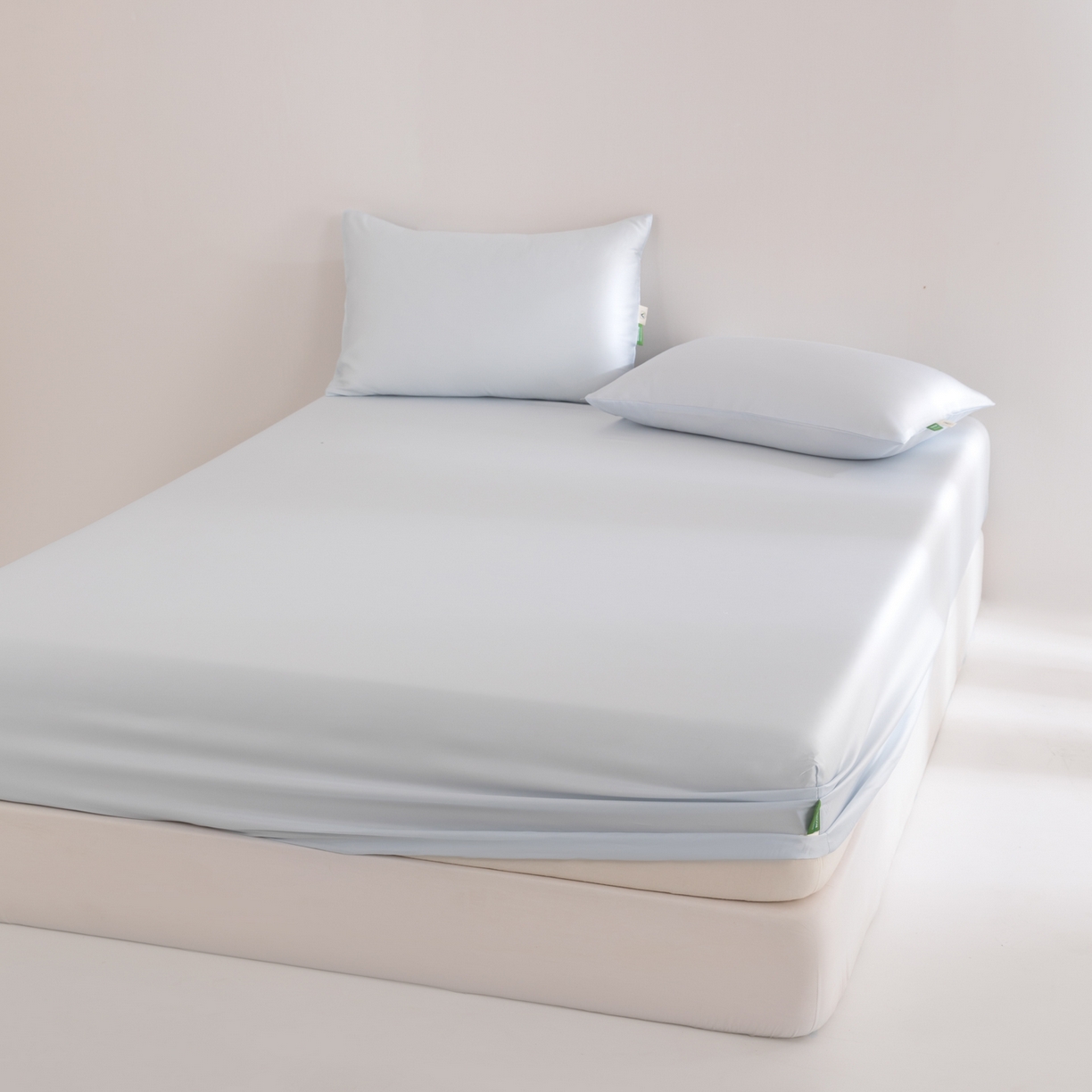 91家纺网 家纺一手货源 找家纺 眠博士 2026新款60S天丝莱赛尔纯色床笠-场景二 60S天丝床笠-云朵蓝