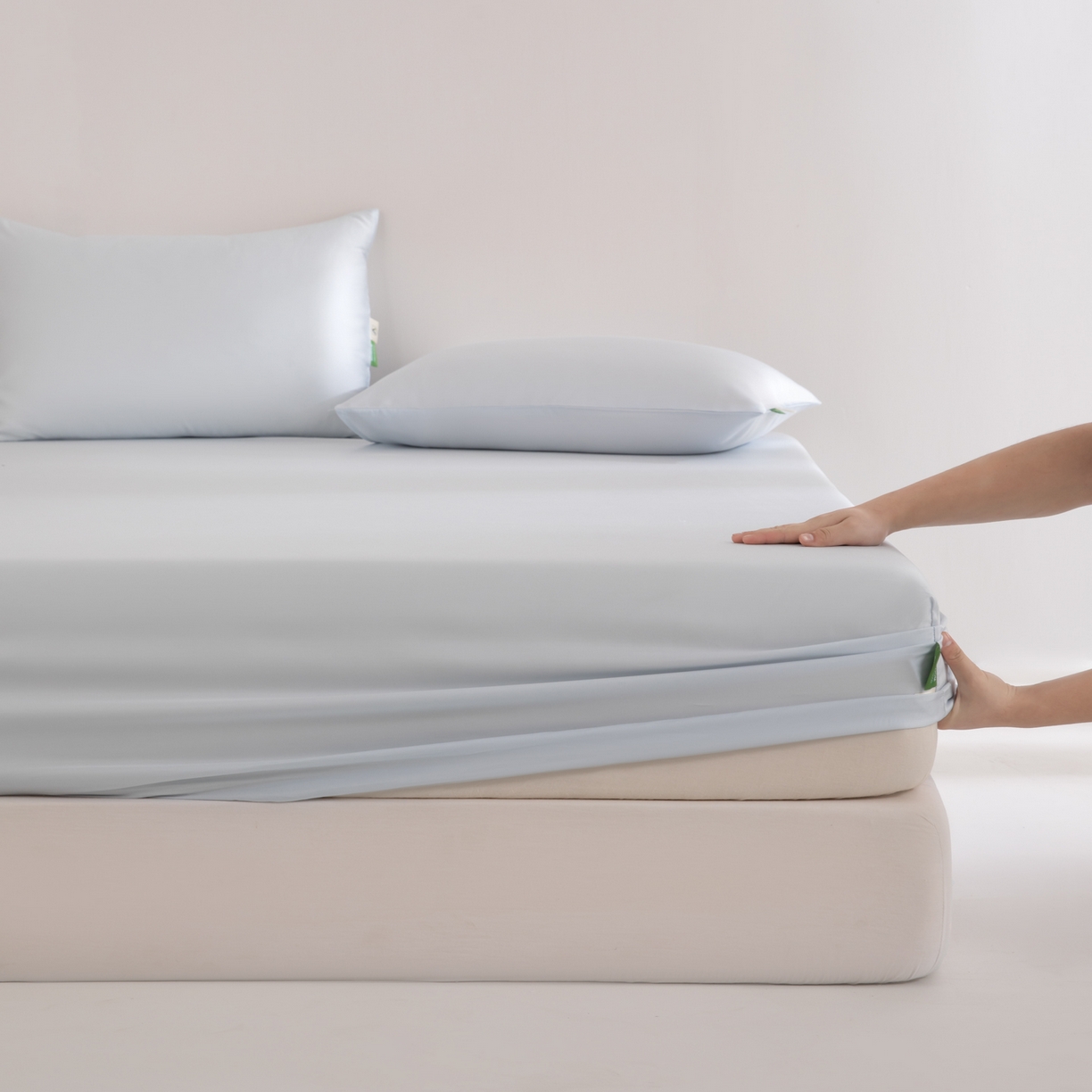 91家纺网 家纺一手货源 找家纺 眠博士 2026新款60S天丝莱赛尔纯色床笠-场景二 60S天丝床笠-云朵蓝