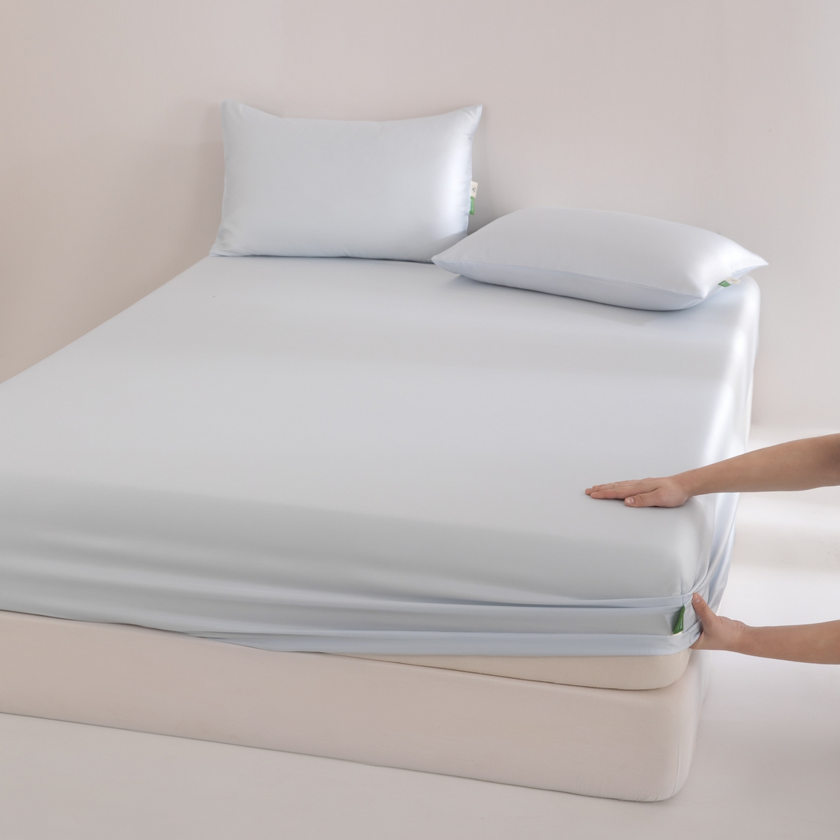 91家纺网 家纺一手货源 找家纺 眠博士 2026新款60S天丝莱赛尔纯色床笠-场景二 60S天丝床笠-云朵蓝