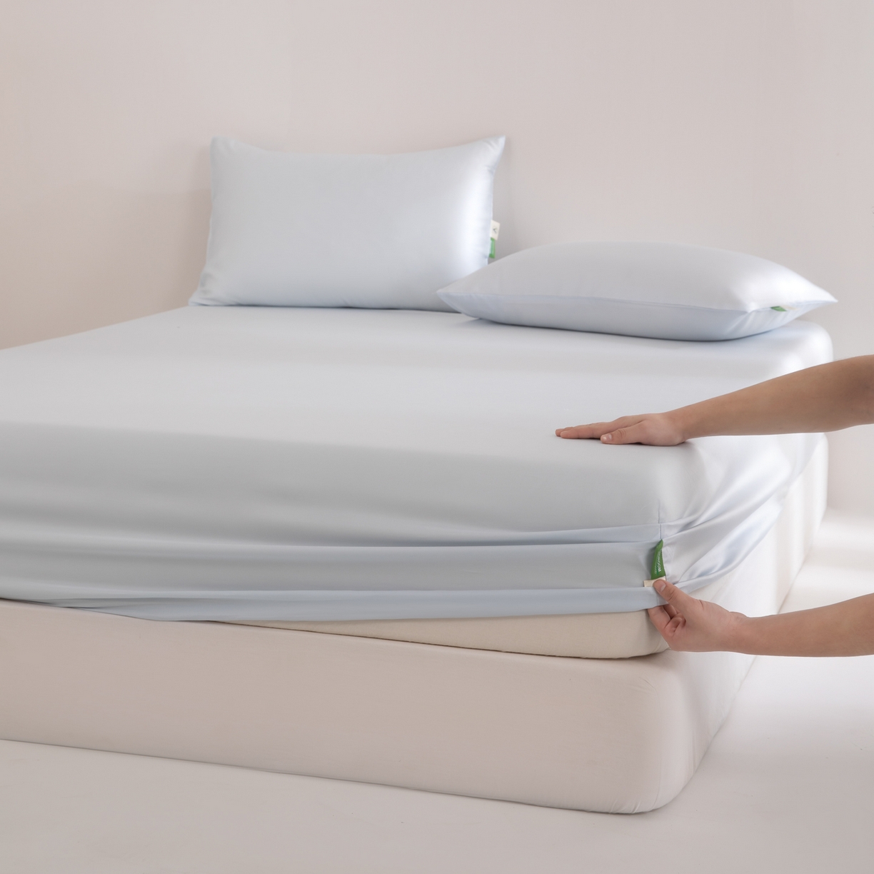 91家纺网 家纺一手货源 找家纺 眠博士 2026新款60S天丝莱赛尔纯色床笠-场景二 60S天丝床笠-云朵蓝