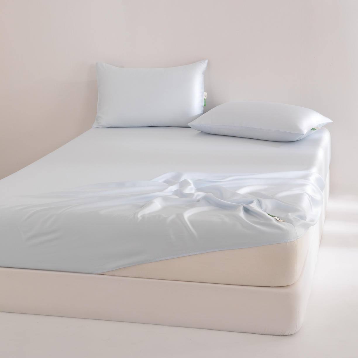 91家纺网 家纺一手货源 找家纺 眠博士 2026新款60S天丝莱赛尔纯色床笠-场景二 60S天丝床笠-云朵蓝