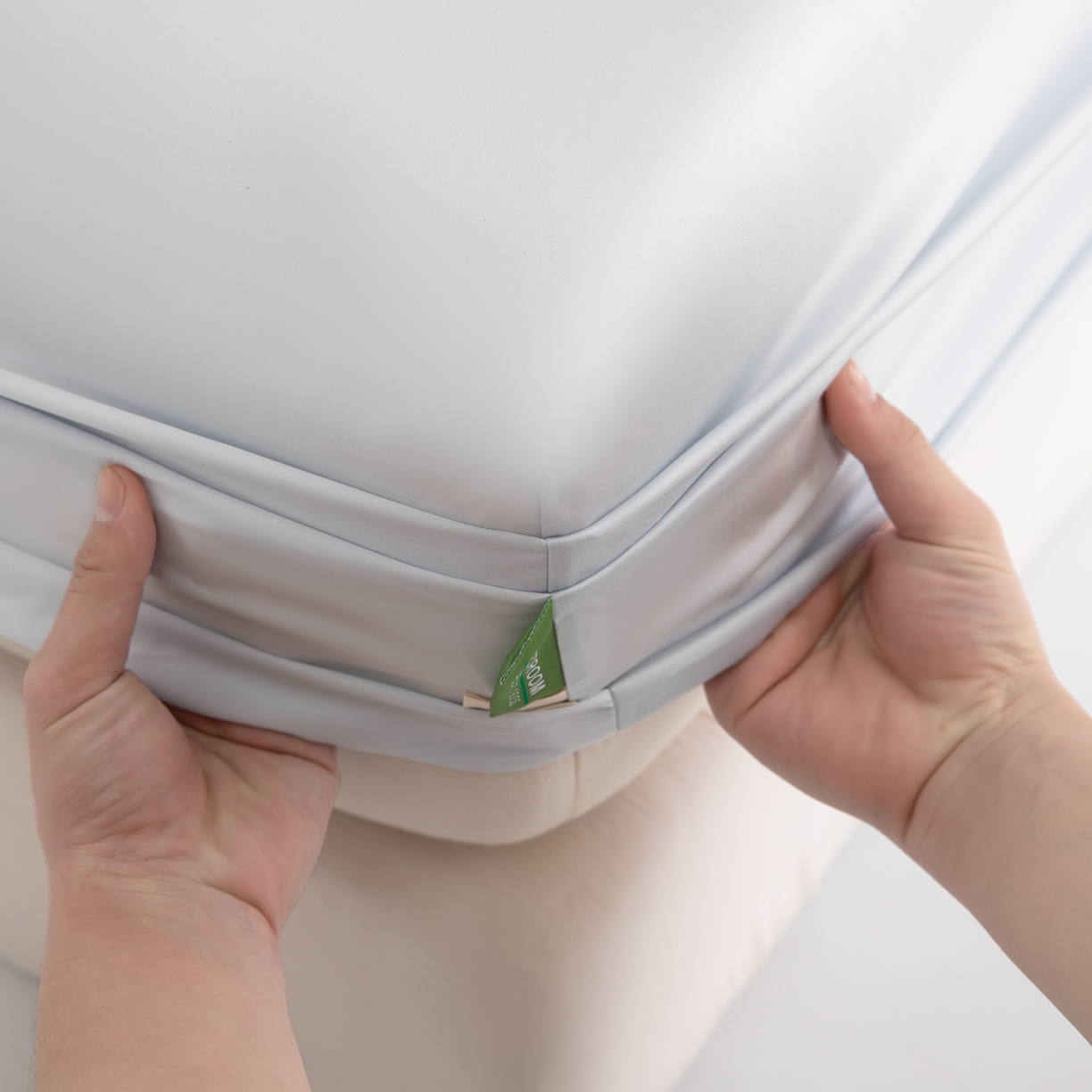 91家纺网 家纺一手货源 找家纺 眠博士 2026新款60S天丝莱赛尔纯色床笠-场景二 60S天丝床笠-云朵蓝