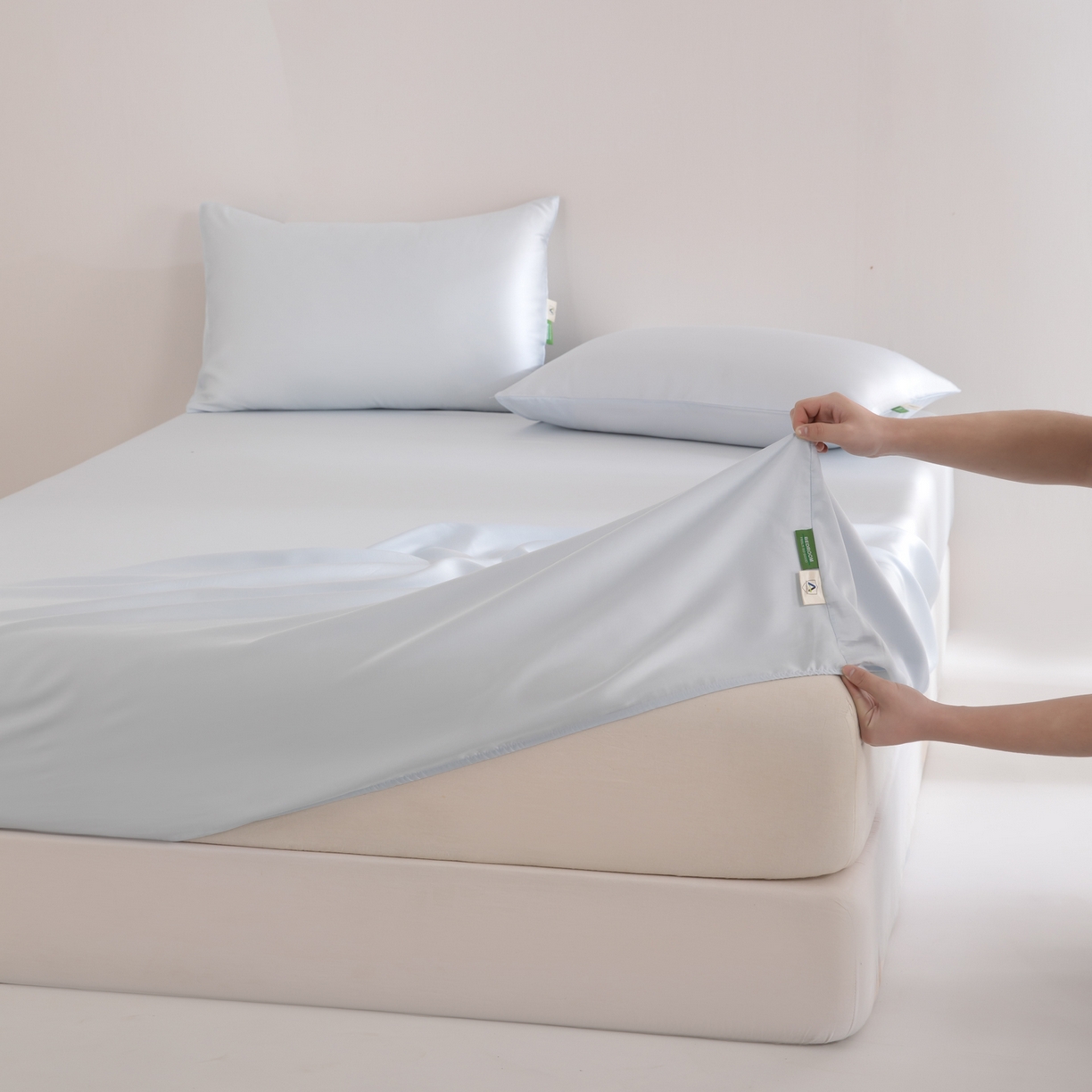 91家纺网 家纺一手货源 找家纺 眠博士 2026新款60S天丝莱赛尔纯色床笠-场景二 60S天丝床笠-云朵蓝