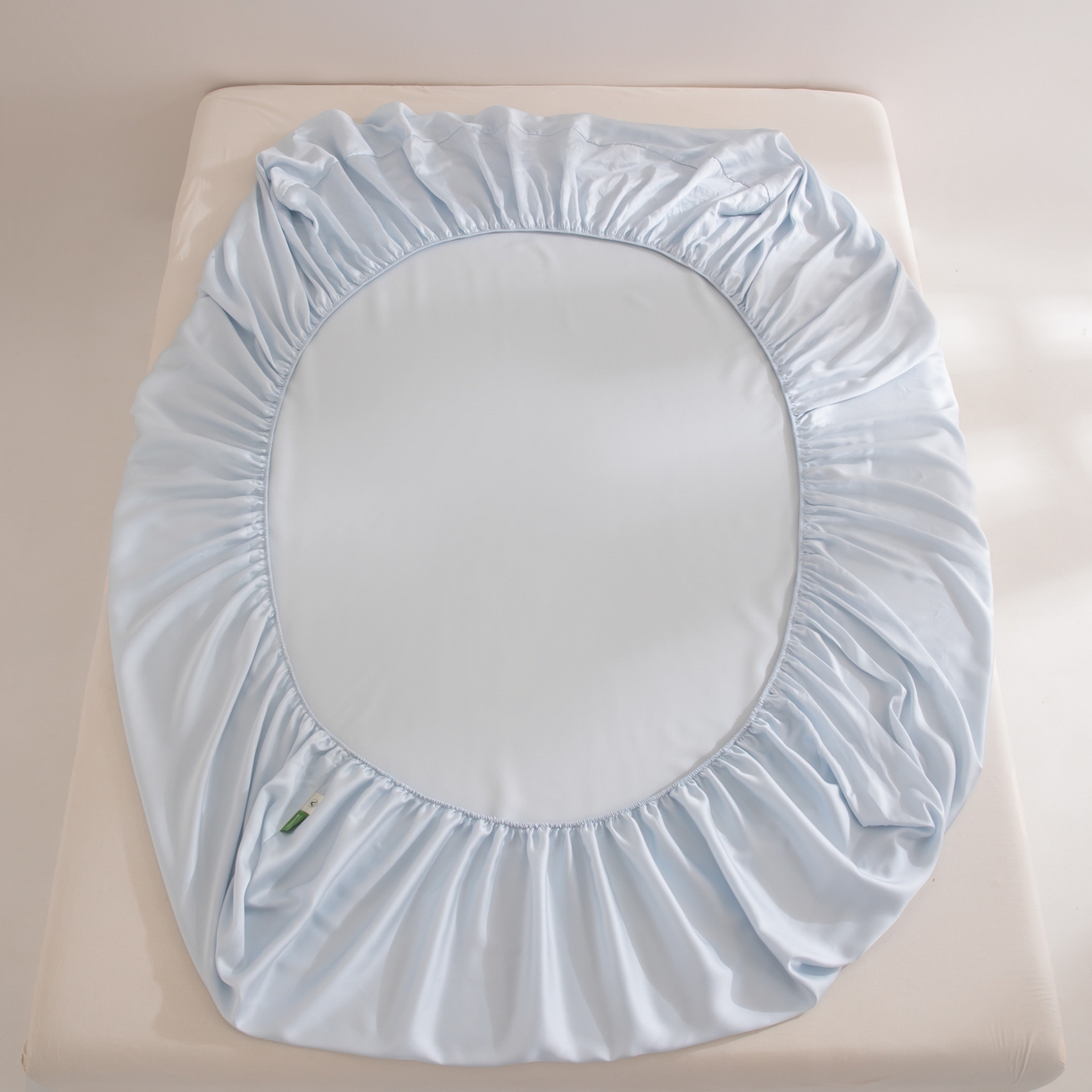 91家纺网 家纺一手货源 找家纺 眠博士 2026新款60S天丝莱赛尔纯色床笠-场景二 60S天丝床笠-云朵蓝