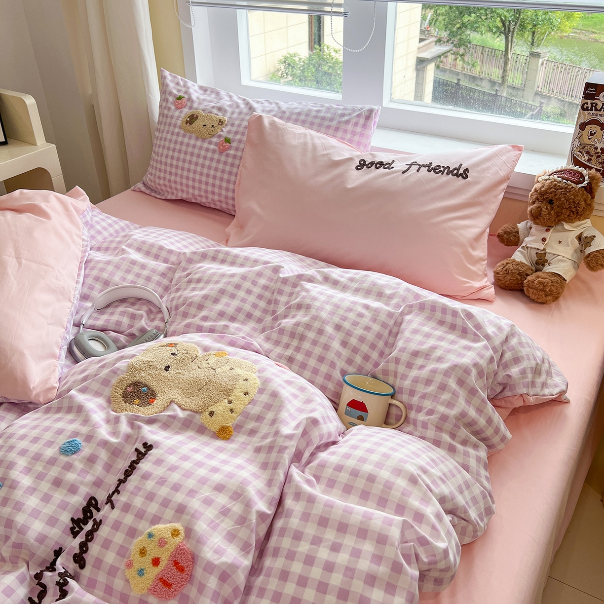 91家纺网 家纺一手货源 找家纺 桃心家居 2026新款A类亲肤舒适软糯云柔水洗棉少女卡通格子混搭毛巾绣水洗棉系列四件套 云柔水洗棉-毛巾绣草莓象