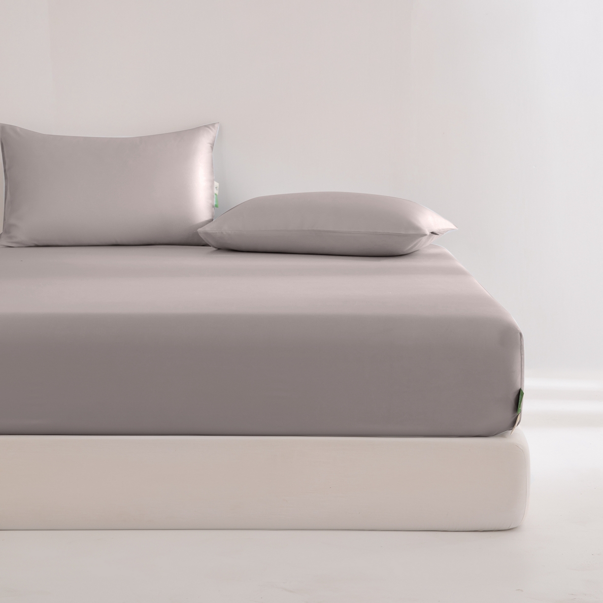 91家纺网 家纺一手货源 找家纺 眠博士 2026新款60S天丝莱赛尔纯色床笠-场景二 60S天丝床笠-中茶色