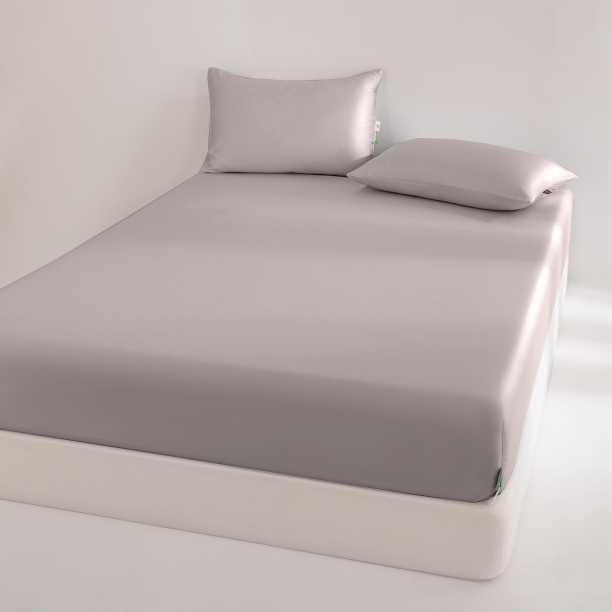 91家纺网 家纺一手货源 找家纺 眠博士 2026新款60S天丝莱赛尔纯色床笠-场景二 60S天丝床笠-中茶色