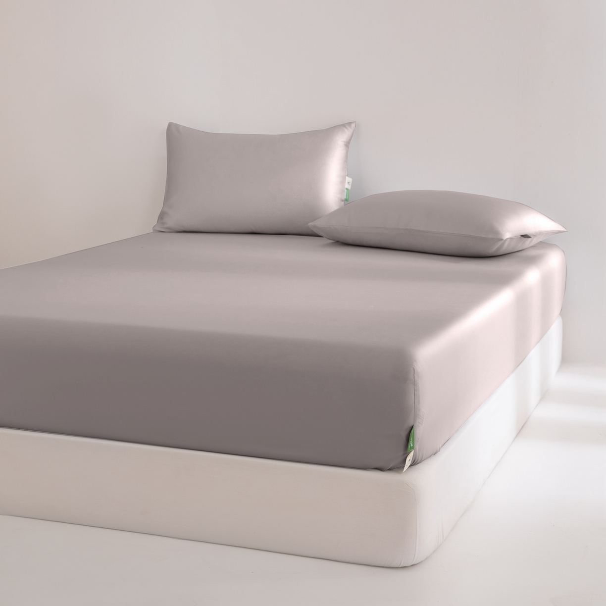 91家纺网 家纺一手货源 找家纺 眠博士 2026新款60S天丝莱赛尔纯色床笠-场景二 60S天丝床笠-中茶色