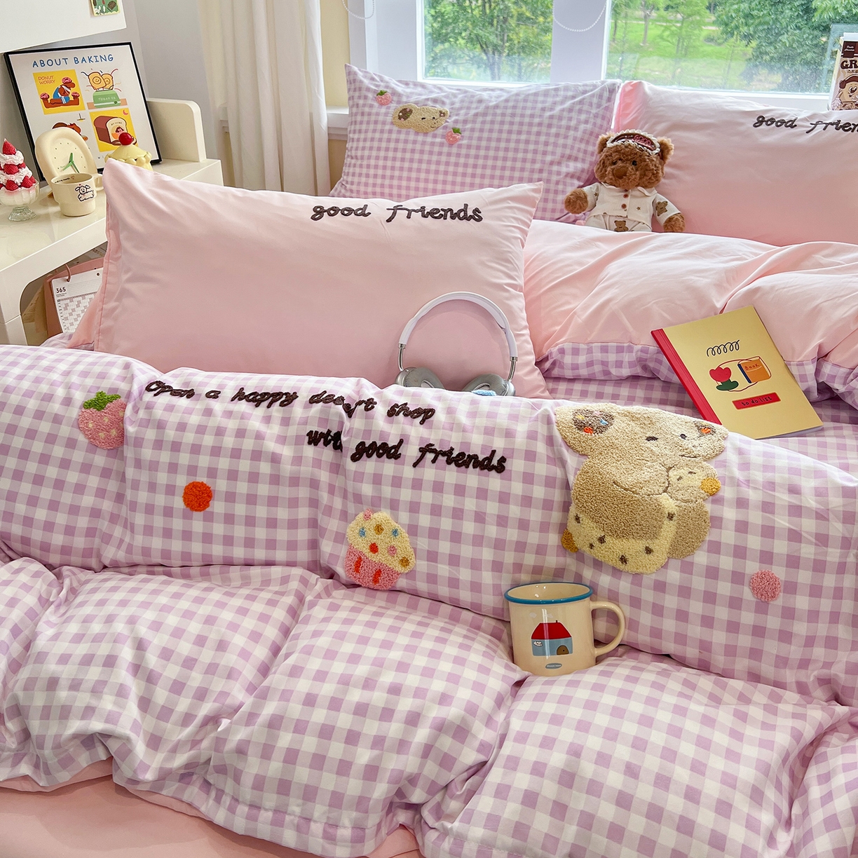 91家纺网 家纺一手货源 找家纺 桃心家居 2026新款A类亲肤舒适软糯云柔水洗棉少女卡通格子混搭毛巾绣水洗棉系列四件套 云柔水洗棉-毛巾绣草莓象