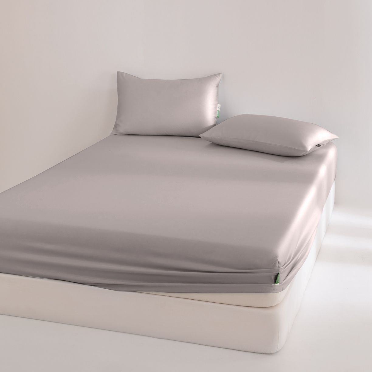 91家纺网 家纺一手货源 找家纺 眠博士 2026新款60S天丝莱赛尔纯色床笠-场景二 60S天丝床笠-中茶色