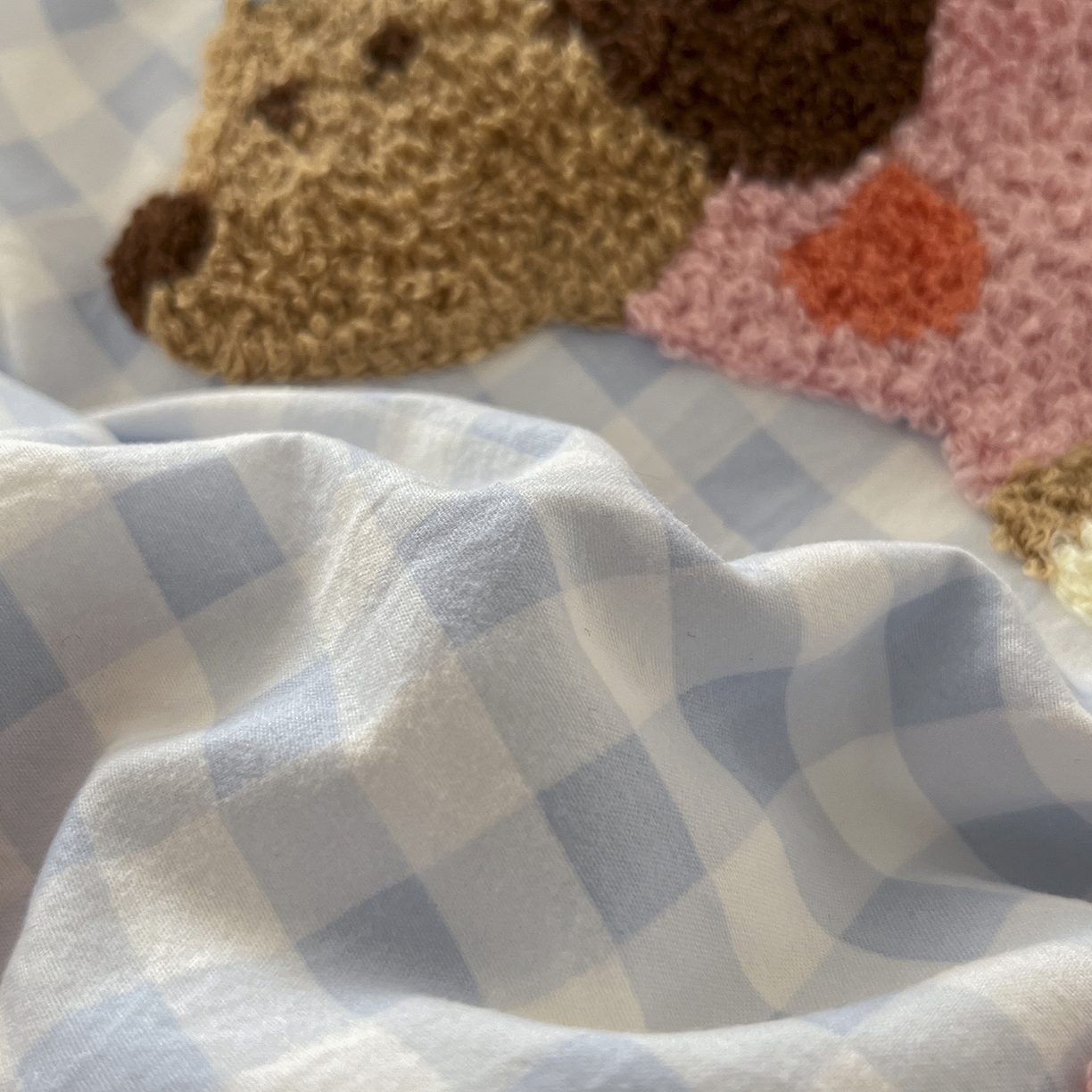 91家纺网 家纺一手货源 找家纺 桃心家居 2026新款A类亲肤舒适软糯云柔水洗棉少女卡通格子混搭毛巾绣水洗棉系列四件套 云柔水洗棉-印加绣甜点腊肠狗