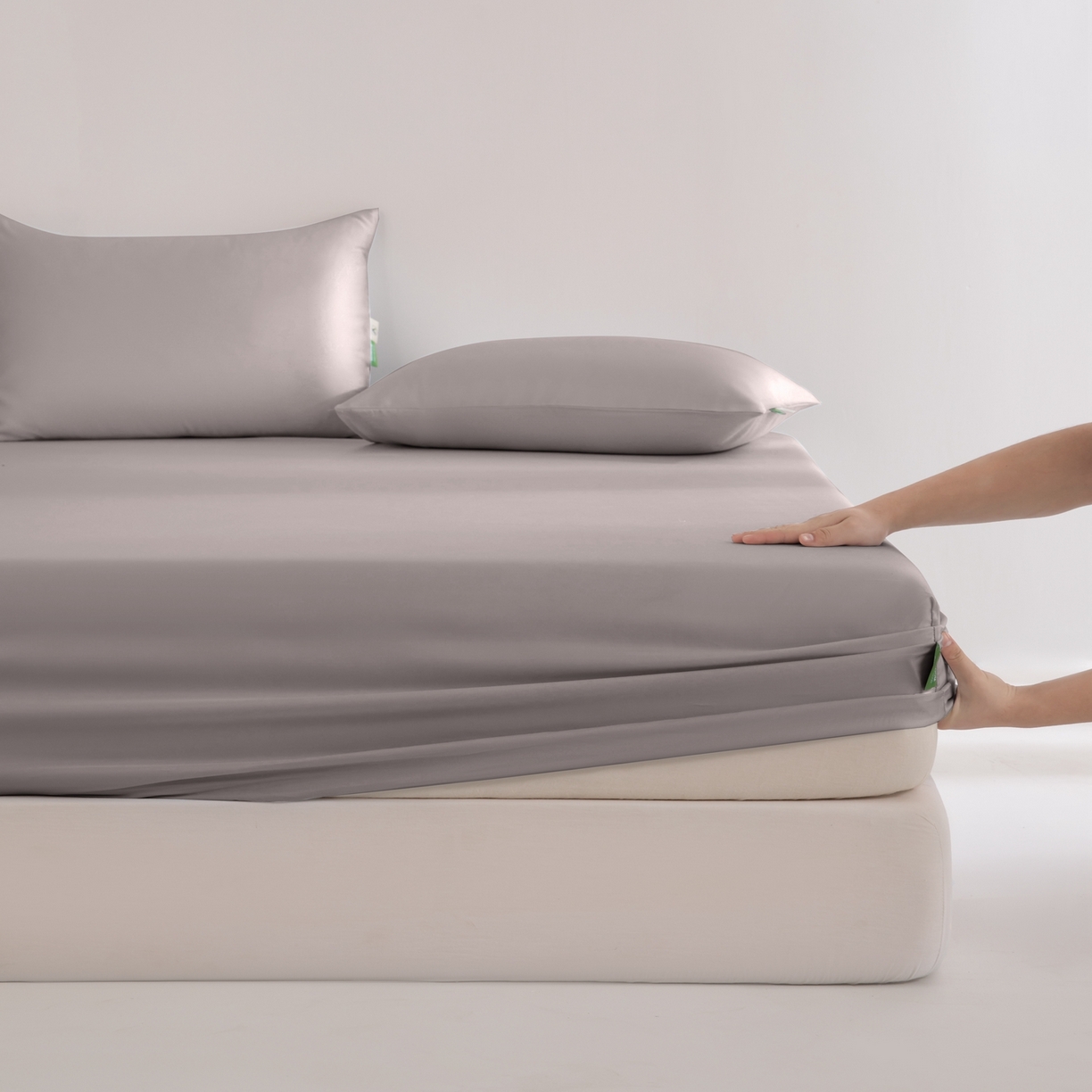 91家纺网 家纺一手货源 找家纺 眠博士 2026新款60S天丝莱赛尔纯色床笠-场景二 60S天丝床笠-中茶色