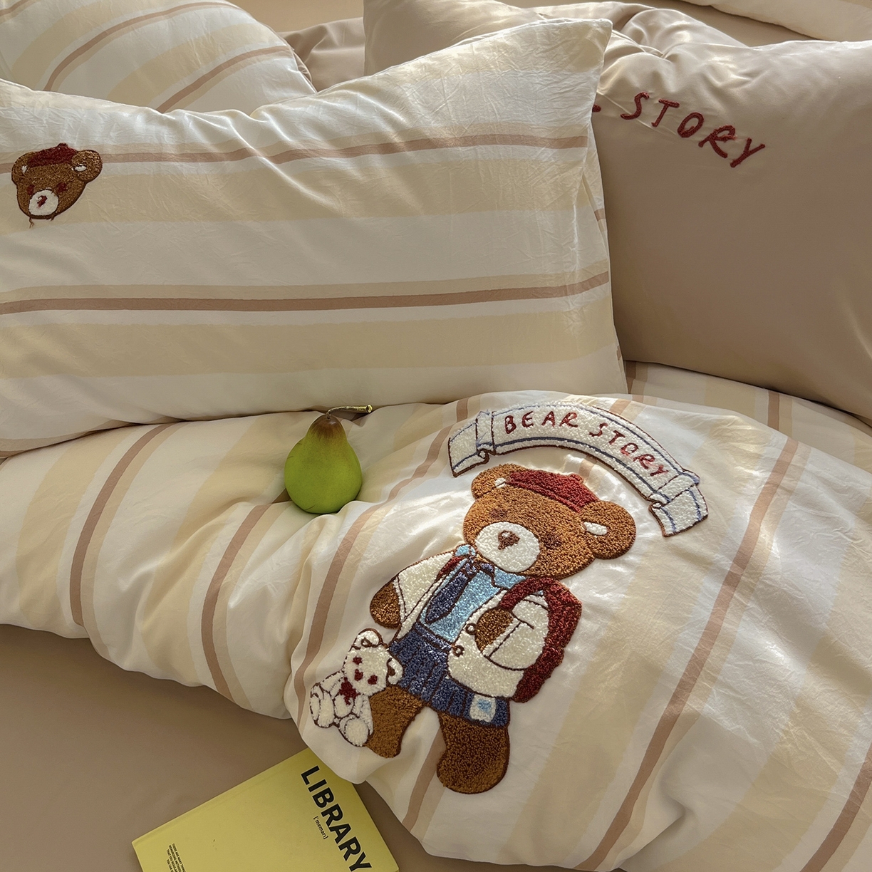 91家纺网 家纺一手货源 找家纺 桃心家居 2026新款A类亲肤舒适软糯云柔水洗棉少女卡通格子混搭毛巾绣水洗棉系列四件套 云柔水洗棉-印加绣英伦小熊