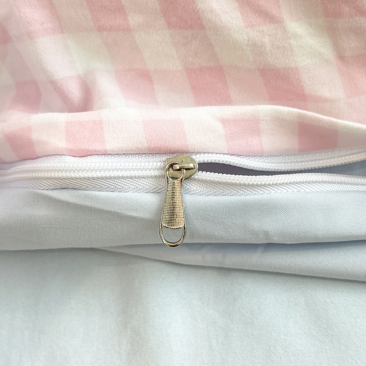 91家纺网 家纺一手货源 找家纺 桃心家居 2026新款A类亲肤舒适软糯云柔水洗棉少女卡通格子混搭毛巾绣水洗棉系列四件套 云柔水洗棉-毛巾绣樱桃小兔