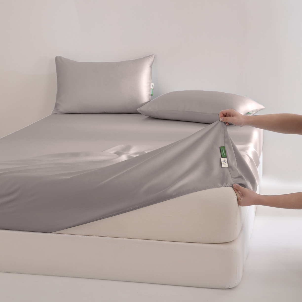 91家纺网 家纺一手货源 找家纺 眠博士 2026新款60S天丝莱赛尔纯色床笠-场景二 60S天丝床笠-中茶色