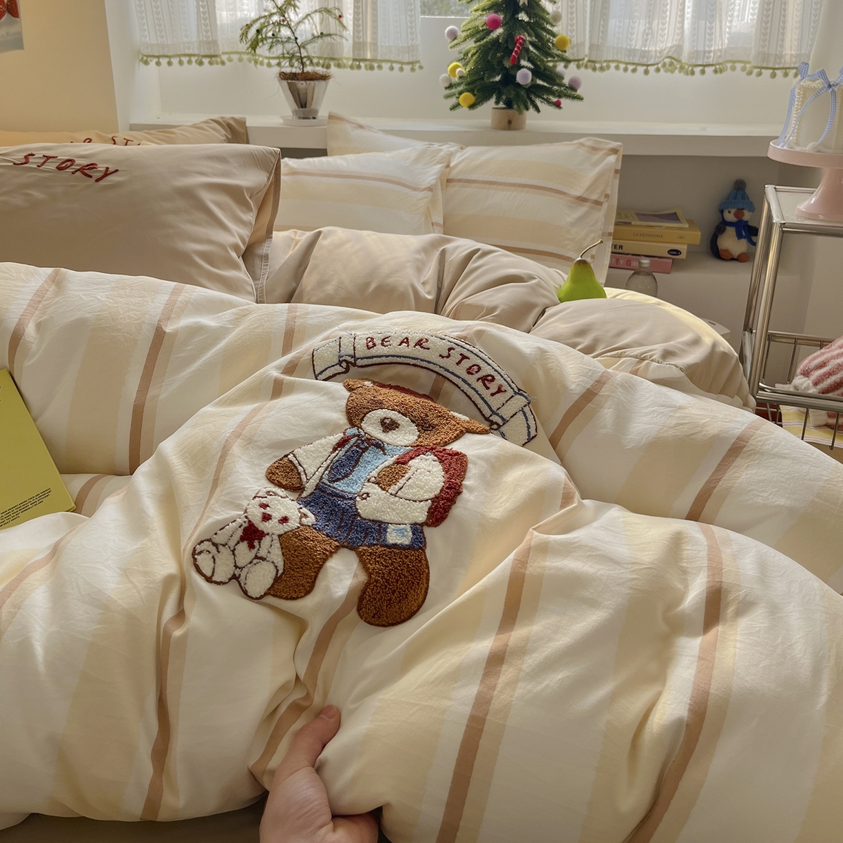 91家纺网 家纺一手货源 找家纺 桃心家居 2026新款A类亲肤舒适软糯云柔水洗棉少女卡通格子混搭毛巾绣水洗棉系列四件套 云柔水洗棉-印加绣英伦小熊