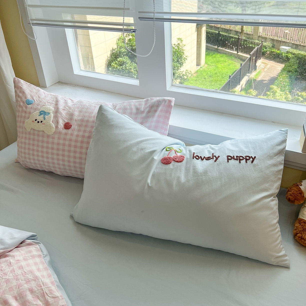 91家纺网 家纺一手货源 找家纺 桃心家居 2026新款A类亲肤舒适软糯云柔水洗棉少女卡通格子混搭毛巾绣水洗棉系列四件套 云柔水洗棉-毛巾绣樱桃小兔