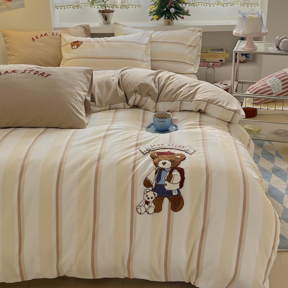 91家纺网 家纺一手货源 找家纺 桃心家居 2026新款A类亲肤舒适软糯云柔水洗棉少女卡通格子混搭毛巾绣水洗棉系列四件套 云柔水洗棉-印加绣英伦小熊