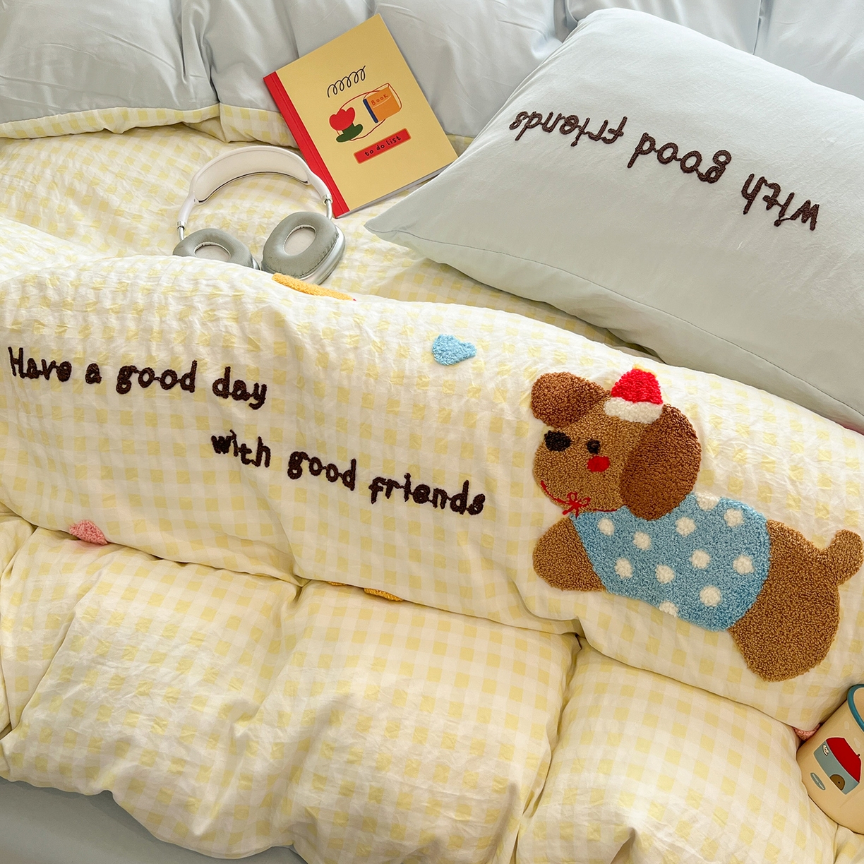 91家纺网 家纺一手货源 找家纺 桃心家居 2026新款A类亲肤舒适软糯云柔水洗棉少女卡通格子混搭毛巾绣水洗棉系列四件套 云柔水洗棉-毛巾绣美好小腊肠