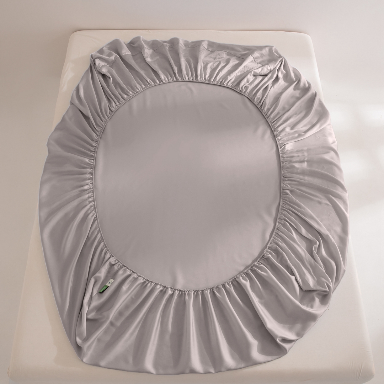 91家纺网 家纺一手货源 找家纺 眠博士 2026新款60S天丝莱赛尔纯色床笠-场景二 60S天丝床笠-中茶色