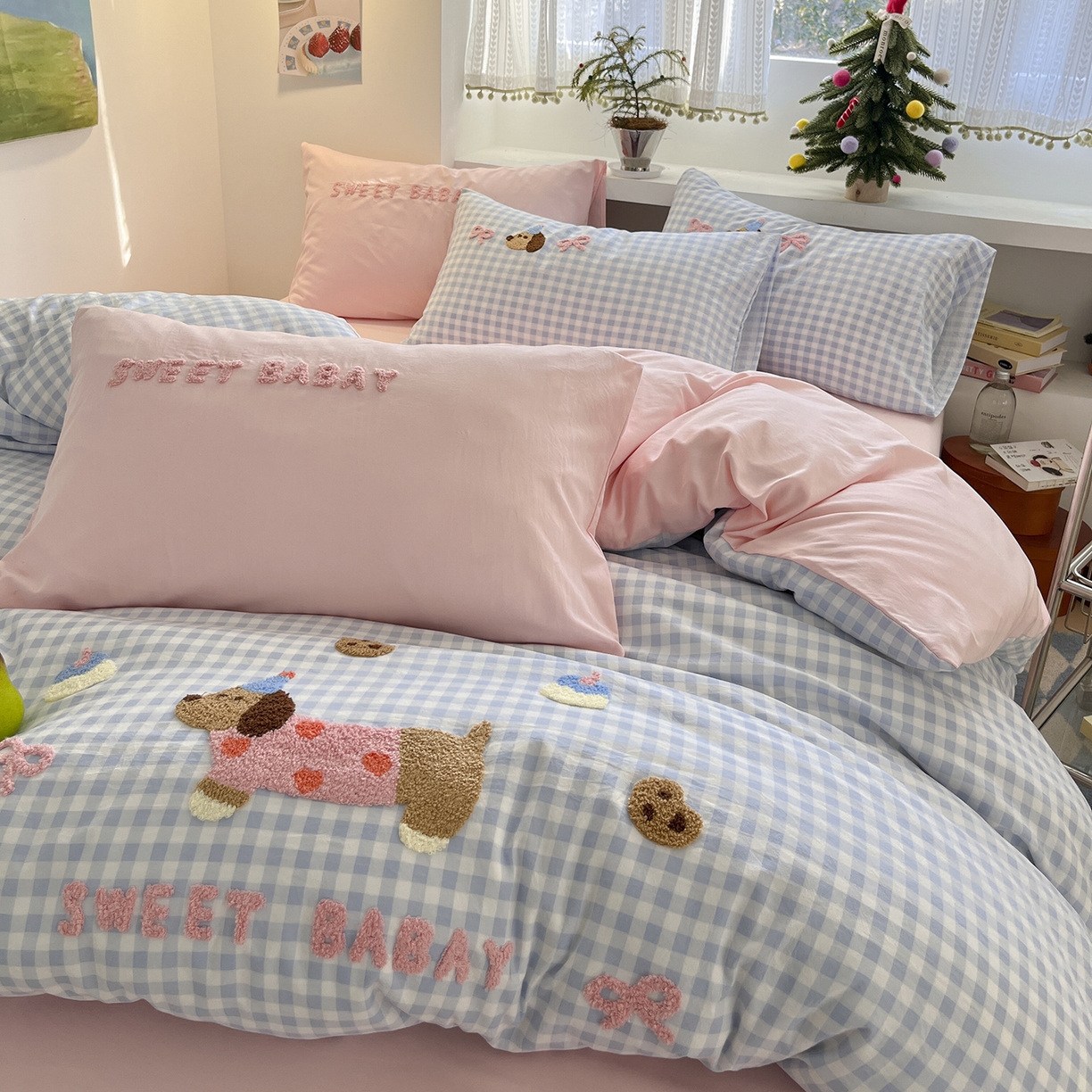 91家纺网 家纺一手货源 找家纺 桃心家居 2026新款A类亲肤舒适软糯云柔水洗棉少女卡通格子混搭毛巾绣水洗棉系列四件套 云柔水洗棉-印加绣甜点腊肠狗