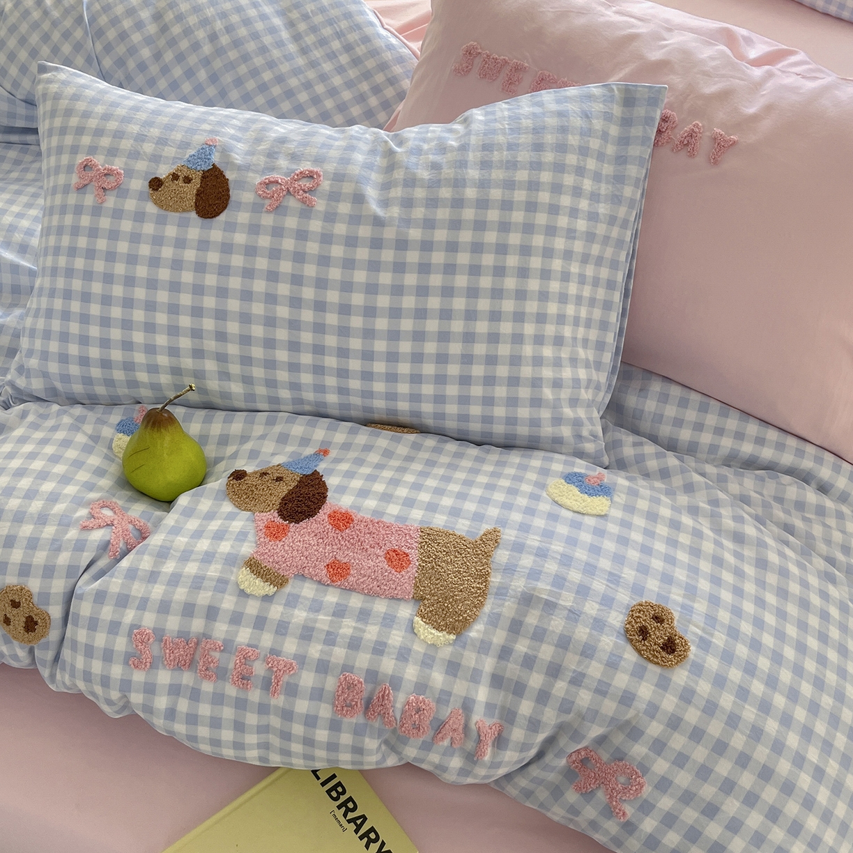 91家纺网 家纺一手货源 找家纺 桃心家居 2026新款A类亲肤舒适软糯云柔水洗棉少女卡通格子混搭毛巾绣水洗棉系列四件套 云柔水洗棉-印加绣甜点腊肠狗