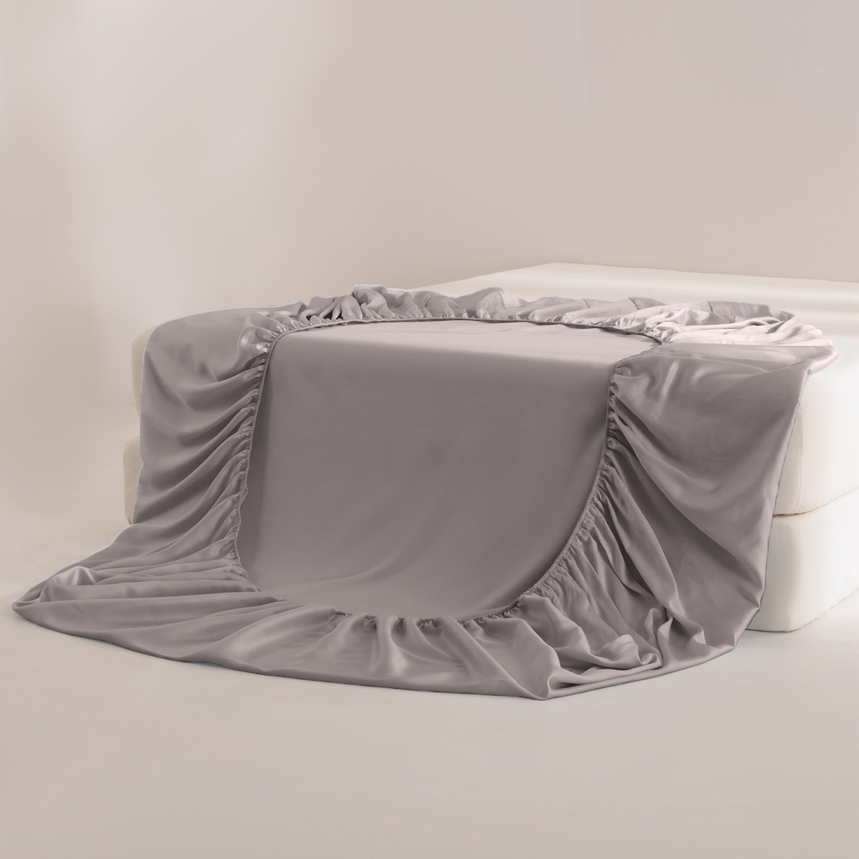 91家纺网 家纺一手货源 找家纺 眠博士 2026新款60S天丝莱赛尔纯色床笠-场景二 60S天丝床笠-中茶色