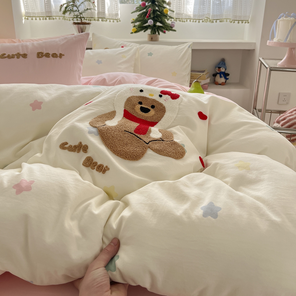 91家纺网 家纺一手货源 找家纺 桃心家居 2026新款A类亲肤舒适软糯云柔水洗棉少女卡通格子混搭毛巾绣水洗棉系列四件套 云柔水洗棉-印加绣猫咪熊