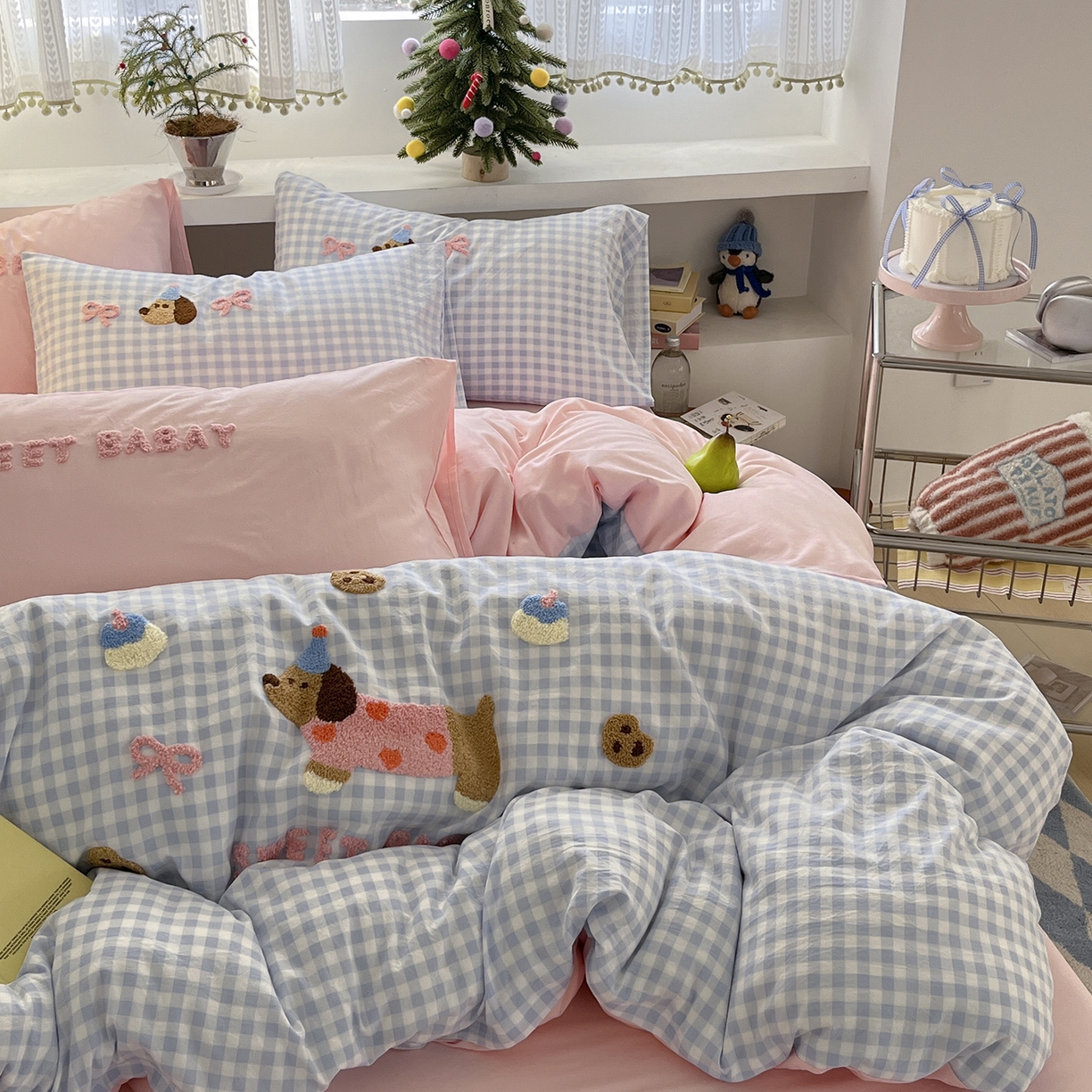 91家纺网 家纺一手货源 找家纺 桃心家居 2026新款A类亲肤舒适软糯云柔水洗棉少女卡通格子混搭毛巾绣水洗棉系列四件套 云柔水洗棉-印加绣甜点腊肠狗