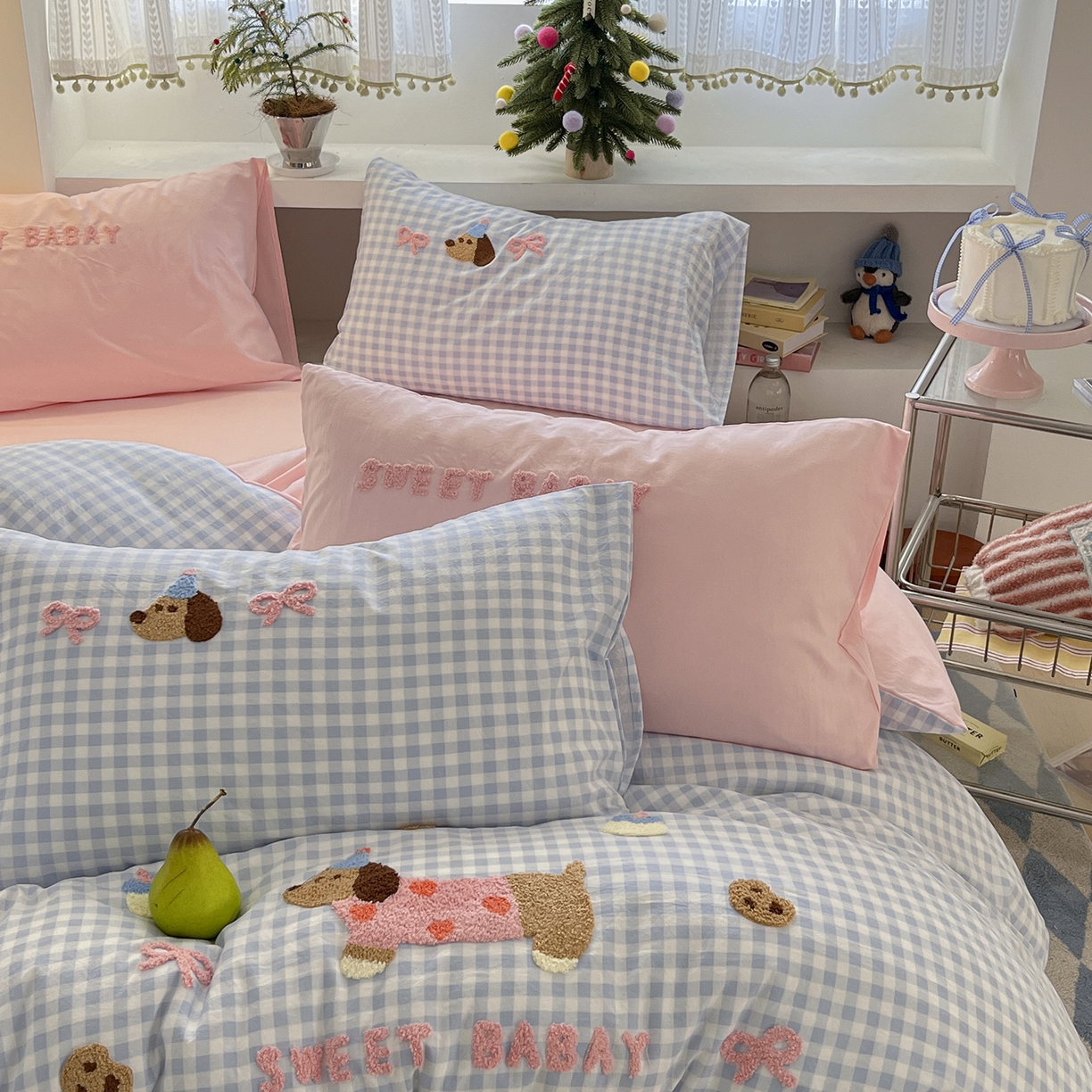 91家纺网 家纺一手货源 找家纺 桃心家居 2026新款A类亲肤舒适软糯云柔水洗棉少女卡通格子混搭毛巾绣水洗棉系列四件套 云柔水洗棉-印加绣甜点腊肠狗