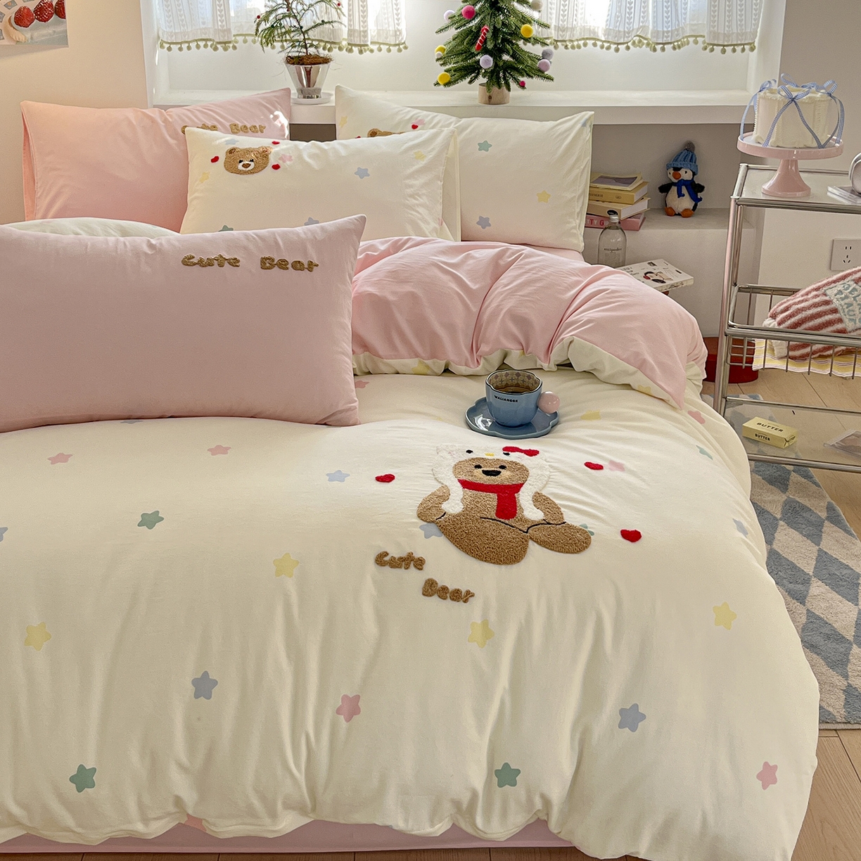 91家纺网 家纺一手货源 找家纺 桃心家居 2026新款A类亲肤舒适软糯云柔水洗棉少女卡通格子混搭毛巾绣水洗棉系列四件套 云柔水洗棉-印加绣猫咪熊