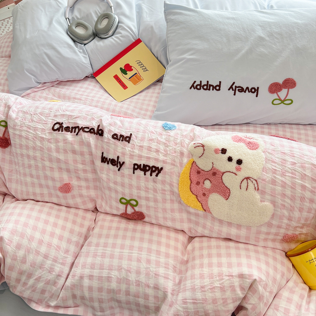 91家纺网 家纺一手货源 找家纺 桃心家居 2026新款A类亲肤舒适软糯云柔水洗棉少女卡通格子混搭毛巾绣水洗棉系列四件套 云柔水洗棉-毛巾绣樱桃小兔