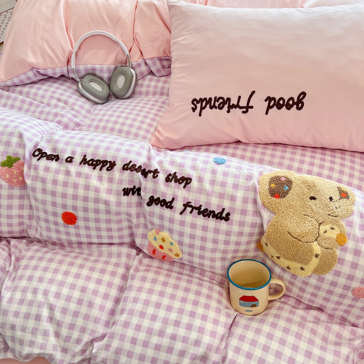 91家纺网 家纺一手货源 找家纺 桃心家居 2026新款A类亲肤舒适软糯云柔水洗棉少女卡通格子混搭毛巾绣水洗棉系列四件套 云柔水洗棉-毛巾绣草莓象