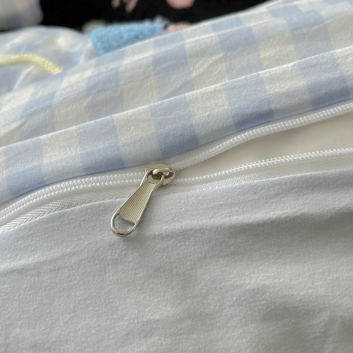 91家纺网 家纺一手货源 找家纺 桃心家居 2026新款A类亲肤舒适软糯云柔水洗棉少女卡通格子混搭毛巾绣水洗棉系列四件套 云柔水洗棉-印加绣蓝格黑小猫