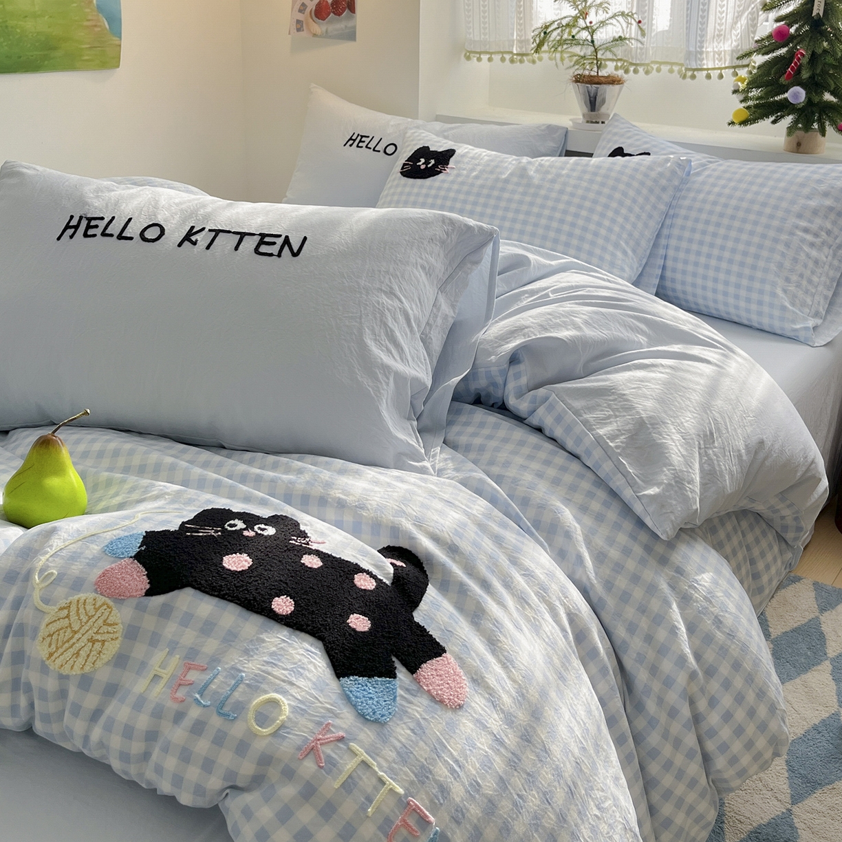 91家纺网 家纺一手货源 找家纺 桃心家居 2026新款A类亲肤舒适软糯云柔水洗棉少女卡通格子混搭毛巾绣水洗棉系列四件套 云柔水洗棉-印加绣蓝格黑小猫