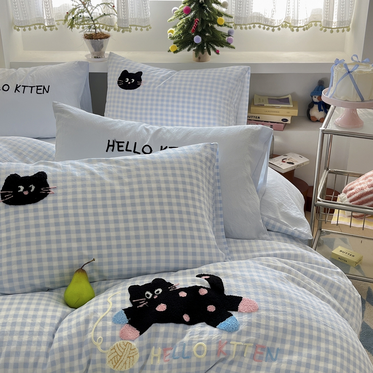 91家纺网 家纺一手货源 找家纺 桃心家居 2026新款A类亲肤舒适软糯云柔水洗棉少女卡通格子混搭毛巾绣水洗棉系列四件套 云柔水洗棉-印加绣蓝格黑小猫