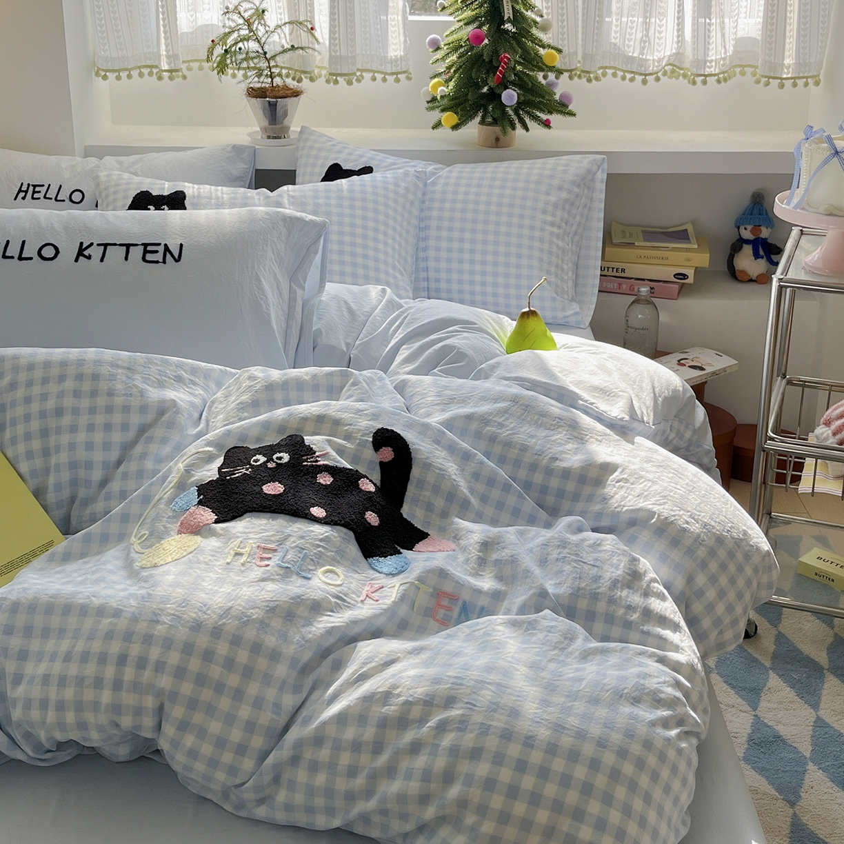 91家纺网 家纺一手货源 找家纺 桃心家居 2026新款A类亲肤舒适软糯云柔水洗棉少女卡通格子混搭毛巾绣水洗棉系列四件套 云柔水洗棉-印加绣蓝格黑小猫