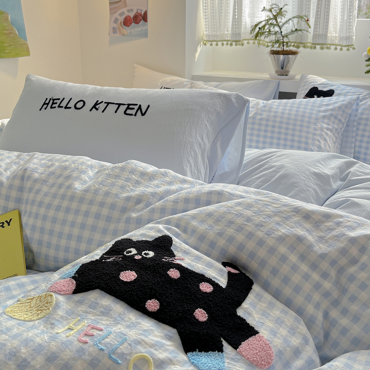 91家纺网 家纺一手货源 找家纺 桃心家居 2026新款A类亲肤舒适软糯云柔水洗棉少女卡通格子混搭毛巾绣水洗棉系列四件套 云柔水洗棉-印加绣蓝格黑小猫