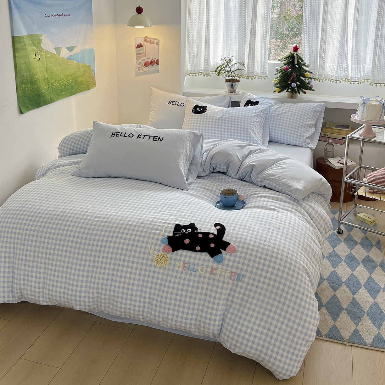 91家纺网 家纺一手货源 找家纺 桃心家居 2026新款A类亲肤舒适软糯云柔水洗棉少女卡通格子混搭毛巾绣水洗棉系列四件套 云柔水洗棉-印加绣蓝格黑小猫