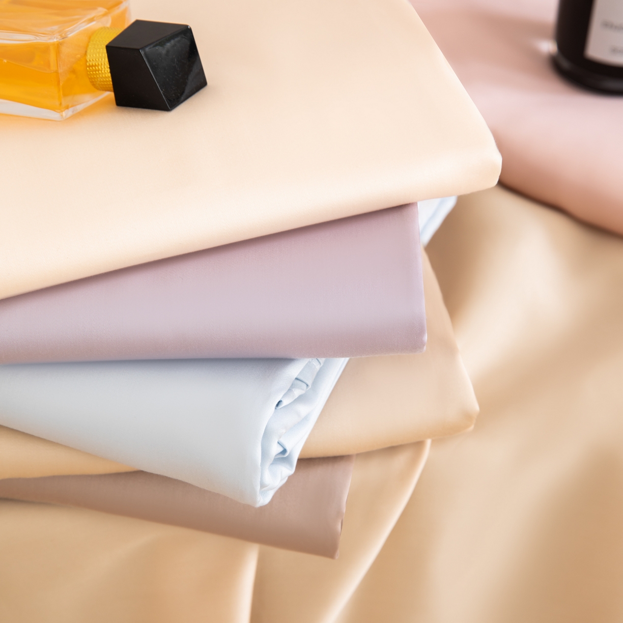 91家纺网 家纺一手货源 找家纺 眠博士 2026新款60S天丝莱赛尔纯色床笠-场景二 叠拍组合图-60S天丝