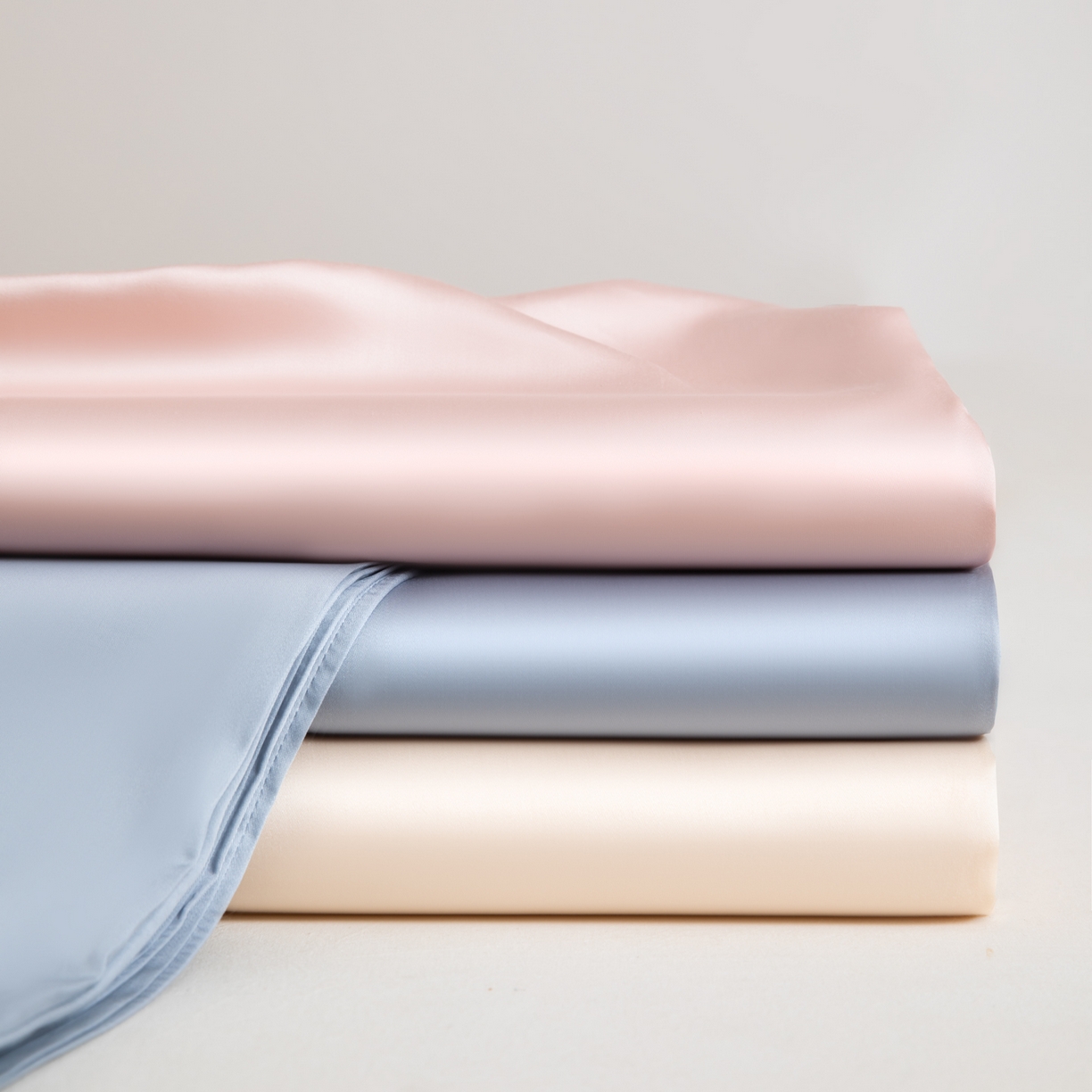 91家纺网 家纺一手货源 找家纺 眠博士 2026新款60S天丝莱赛尔纯色床笠-场景二 叠拍组合图-60S天丝