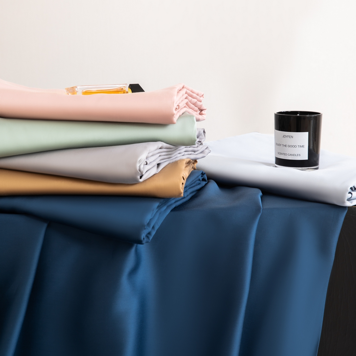 91家纺网 家纺一手货源 找家纺 眠博士 2026新款60S天丝莱赛尔纯色床笠-场景二 叠拍组合图-60S天丝