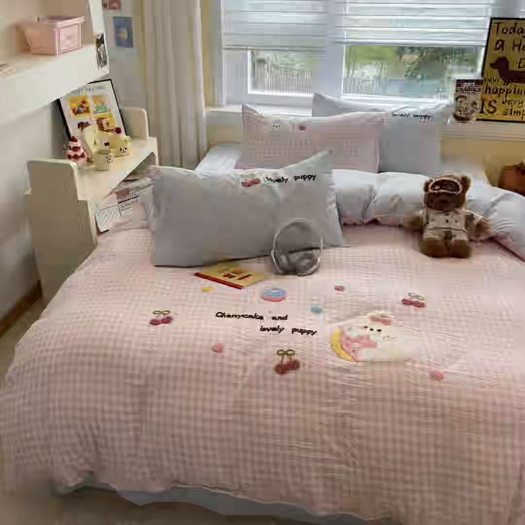 91家纺网 家纺一手货源 找家纺 桃心家居 2026新款A类亲肤舒适软糯云柔水洗棉少女卡通格子混搭毛巾绣水洗棉系列四件套 云柔水洗棉-毛巾绣樱桃小兔