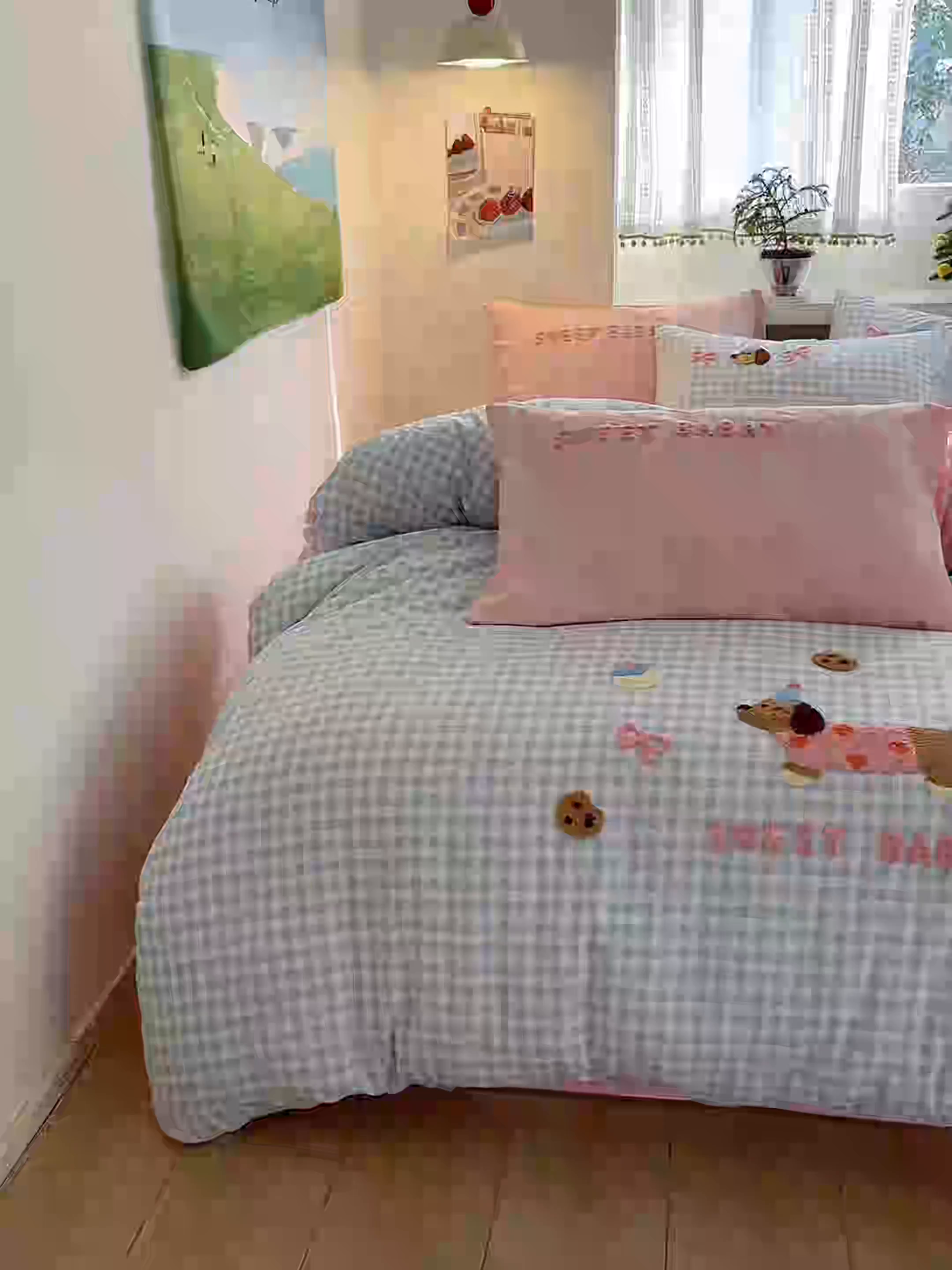 91家纺网 家纺一手货源 找家纺 桃心家居 2026新款A类亲肤舒适软糯云柔水洗棉少女卡通格子混搭毛巾绣水洗棉系列四件套 云柔水洗棉-印加绣甜点腊肠狗