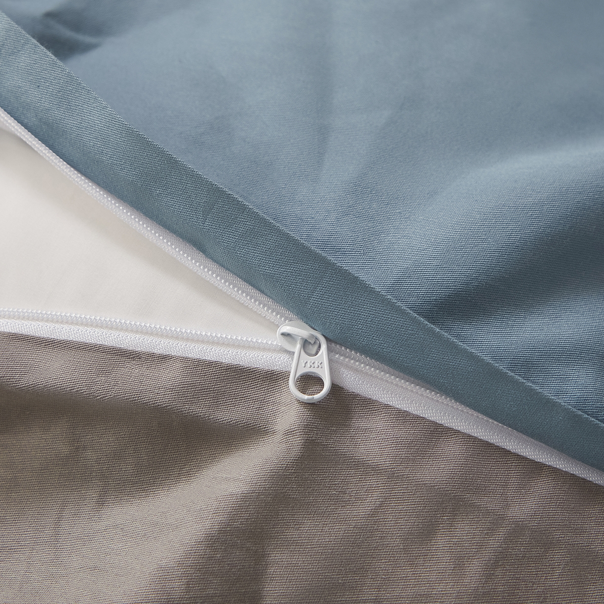 91家纺网 家纺一手货源 找家纺 寐眠 2026新款全棉纯棉纯色双拼四件套 蓝影静眠