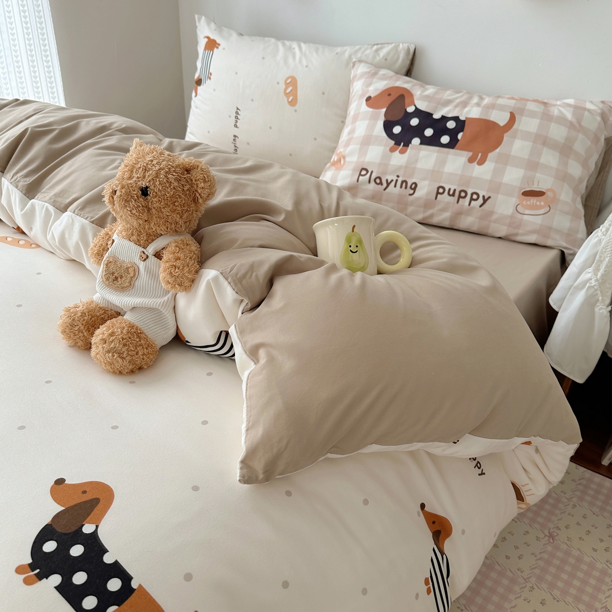 91家纺网 家纺一手货源 找家纺 桃心家居 2026新款A类亲肤舒适软糯云柔水洗棉数码印花混搭少女卡通奶乎乎系列四件套 云柔水洗棉-奶咖小腊肠