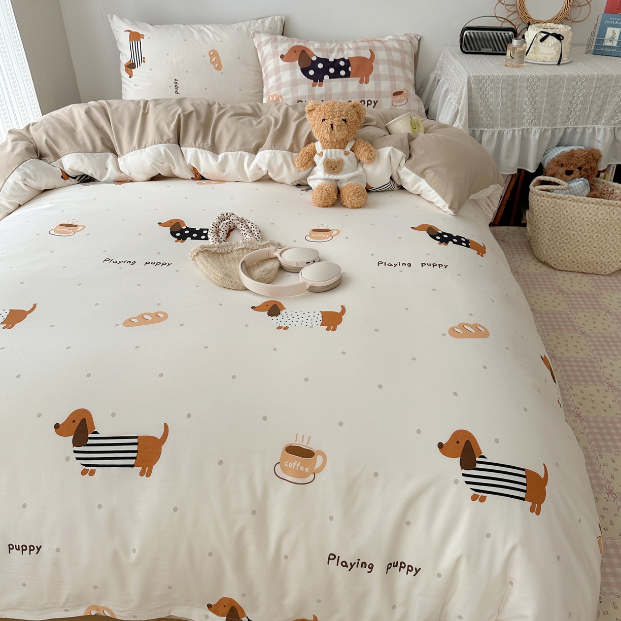 91家纺网 家纺一手货源 找家纺 桃心家居 2026新款A类亲肤舒适软糯云柔水洗棉数码印花混搭少女卡通奶乎乎系列四件套 云柔水洗棉-奶咖小腊肠